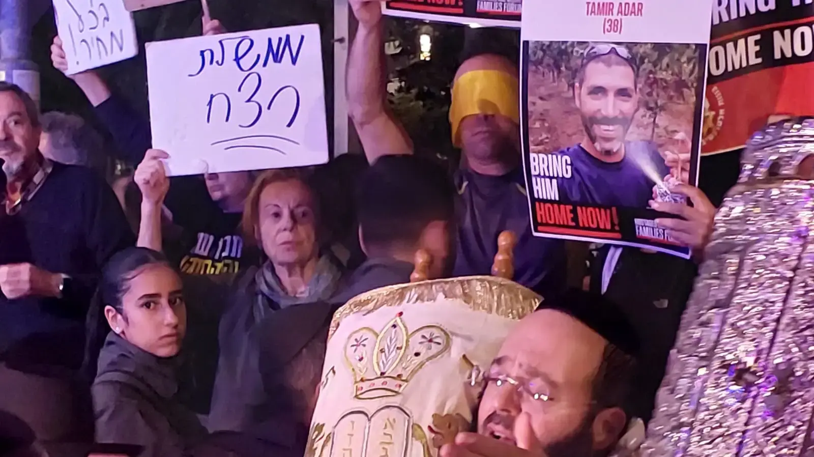 בליווי שוטרים: מתפללי ראש יהודי הגיעו להקפות שניות בכיכר דיזנגוף