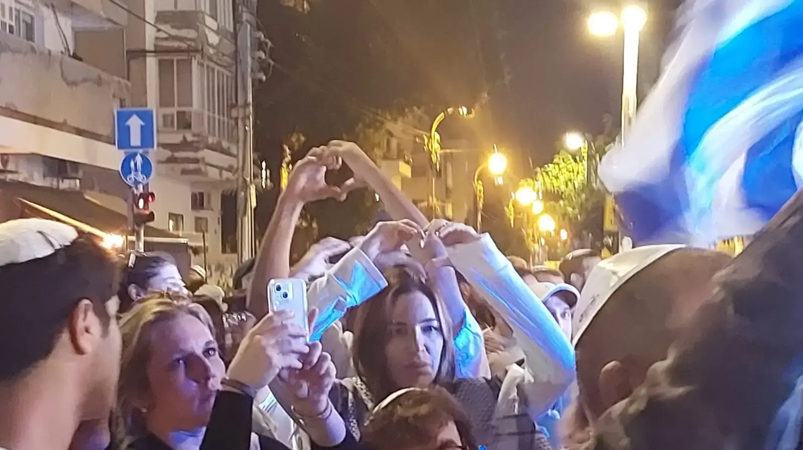בליווי שוטרים: מתפללי ראש יהודי הגיעו להקפות שניות בכיכר דיזנגוף בליווי שוטרים: מתפללי ראש יהודי הגיעו להקפות שניות בכיכר דיזנגוף