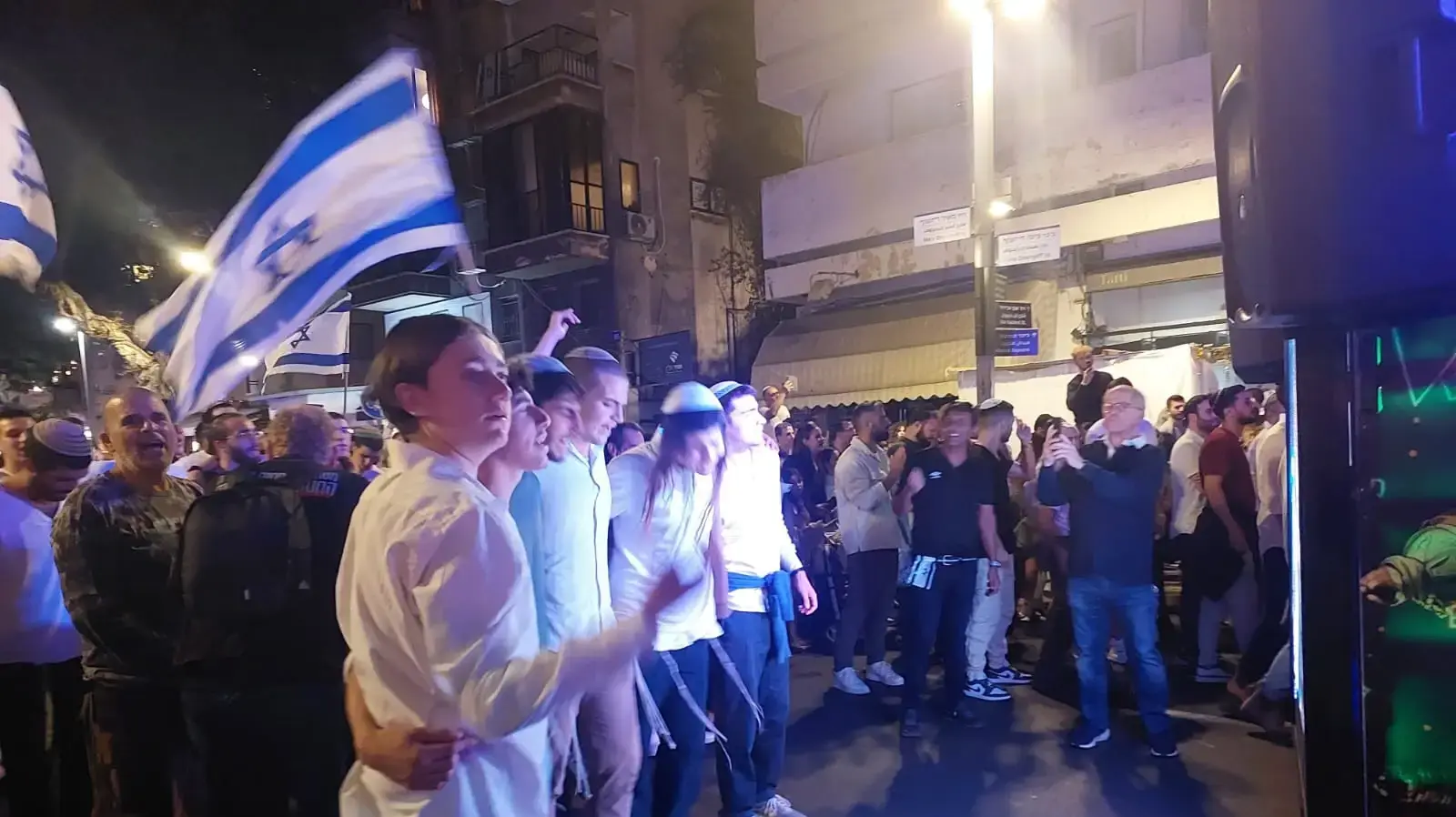 בליווי שוטרים: מתפללי ראש יהודי הגיעו להקפות שניות בכיכר דיזנגוף בליווי שוטרים: מתפללי ראש יהודי הגיעו להקפות שניות בכיכר דיזנגוף