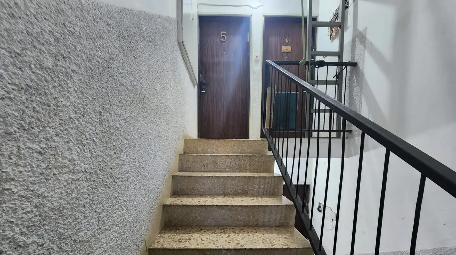 בניין המגורים של אזיז ניסנוב ובנו יגאל ניסן המואשמים בריגול לטובת איראן. 25 באוקטובר 2024 בניין המגורים של אזיז ניסנוב ובנו יגאל ניסן המואשמים בריגול לטובת איראן. 25 באוקטובר 2024