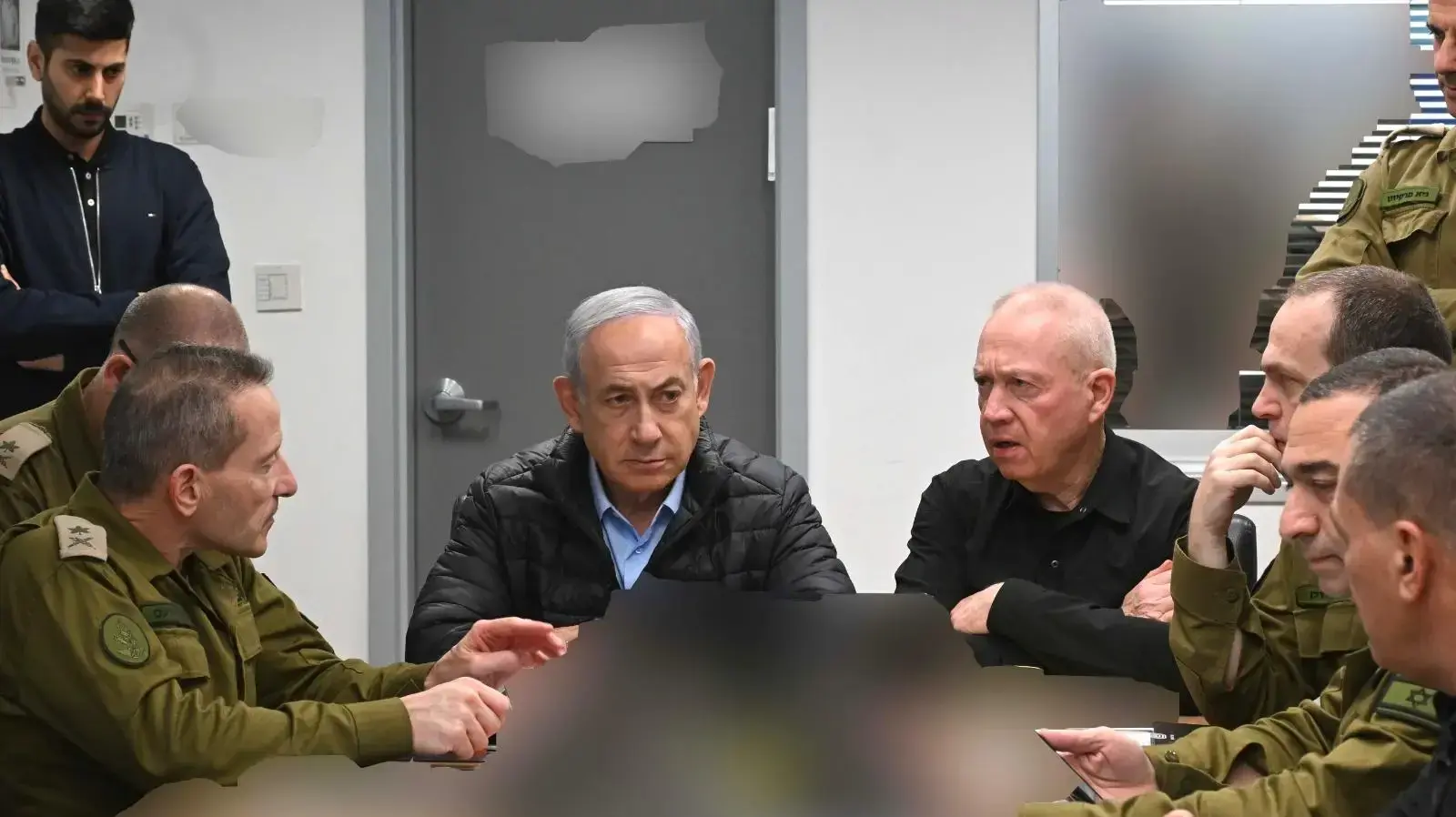ראש הממשלה בנימין נתניהו בבור בקריה במהלך התקיפה באיראן.
ראש הממשלה בנימין נתניהו בבור בקריה במהלך התקיפה באיראן.