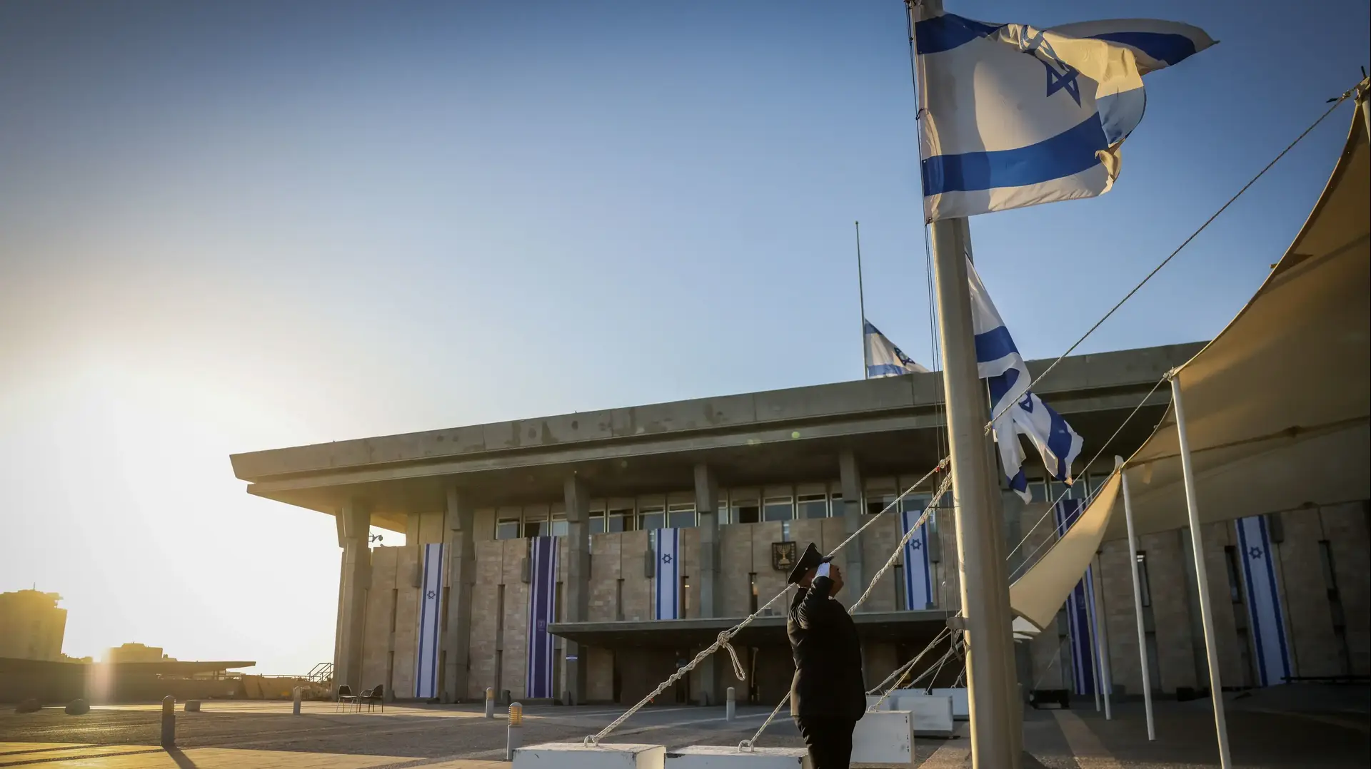 משמר הכנסת מוריד את דגלי ישראל לחצי התורן לציון יום הזיכרון הלאומי לטבח 7 באוקטובר ומלחמת חרבות הברזל, בכנסת בירושלים
27 באוקטובר 2024 משמר הכנסת מוריד את דגלי ישראל לחצי התורן לציון יום הזיכרון הלאומי לטבח 7 באוקטובר ומלחמת חרבות הברזל, בכנסת בירושלים
27 באוקטובר 2024