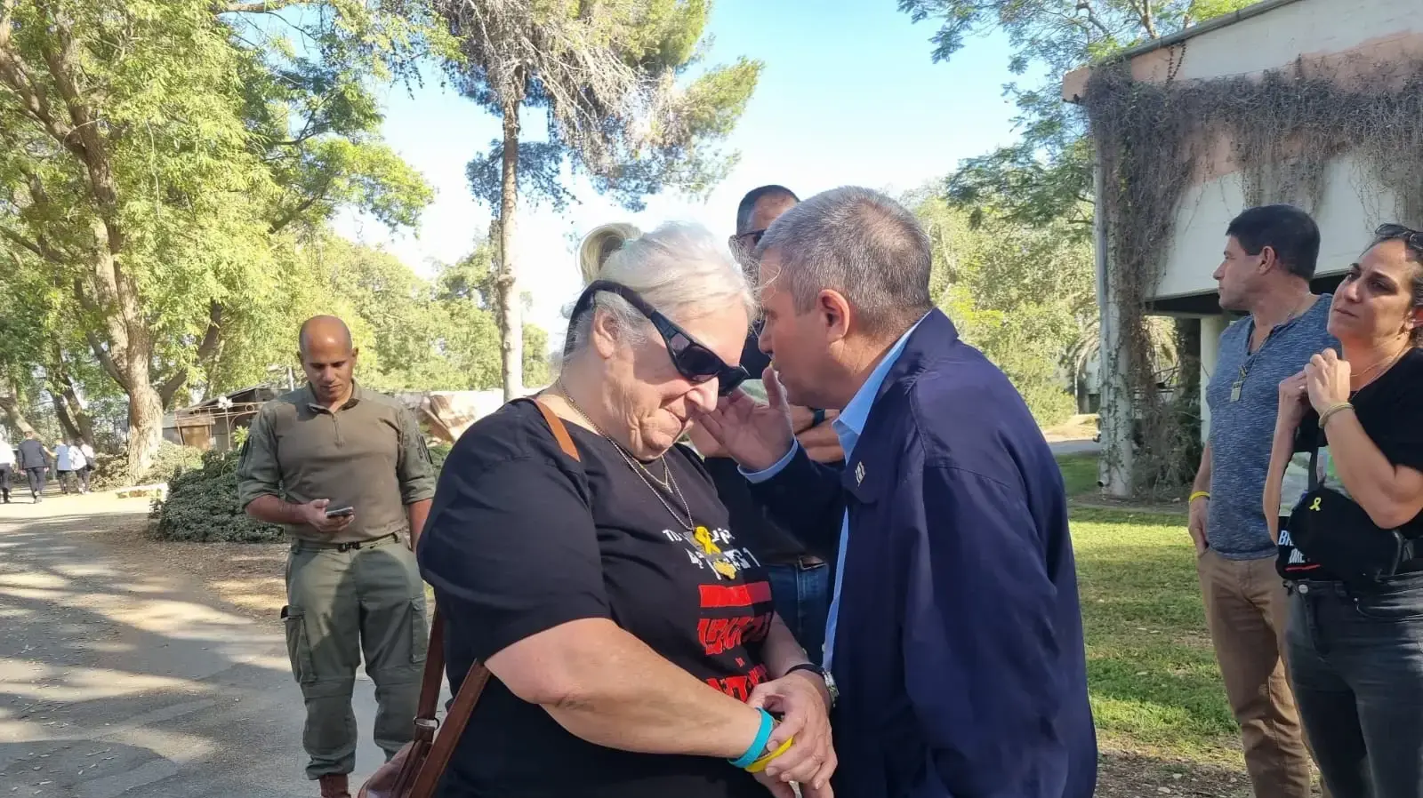 גל הירש עם מרגלית מוזס, סיור לרגל יום הזיכרון הממלכתי, ניר עוז, 27 באוקטובר 2024 גל הירש עם מרגלית מוזס, סיור לרגל יום הזיכרון הממלכתי, ניר עוז, 27 באוקטובר 2024