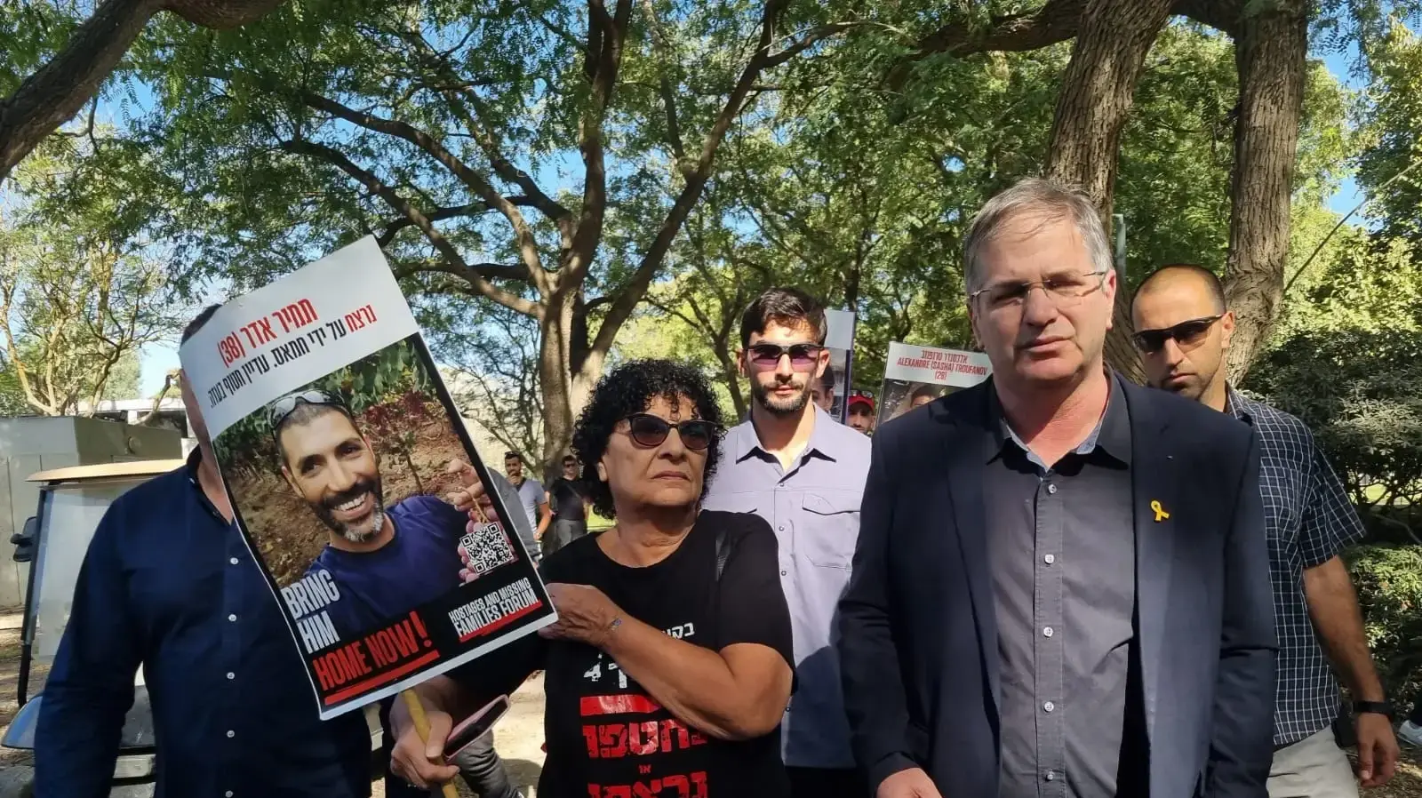 יואב קיש עם משפחתו של תמיר אדר, סיור לרגל יום הזיכרון הממלכתי, ניר עוז, 27 באוקטובר 2024 יואב קיש עם משפחתו של תמיר אדר, סיור לרגל יום הזיכרון הממלכתי, ניר עוז, 27 באוקטובר 2024