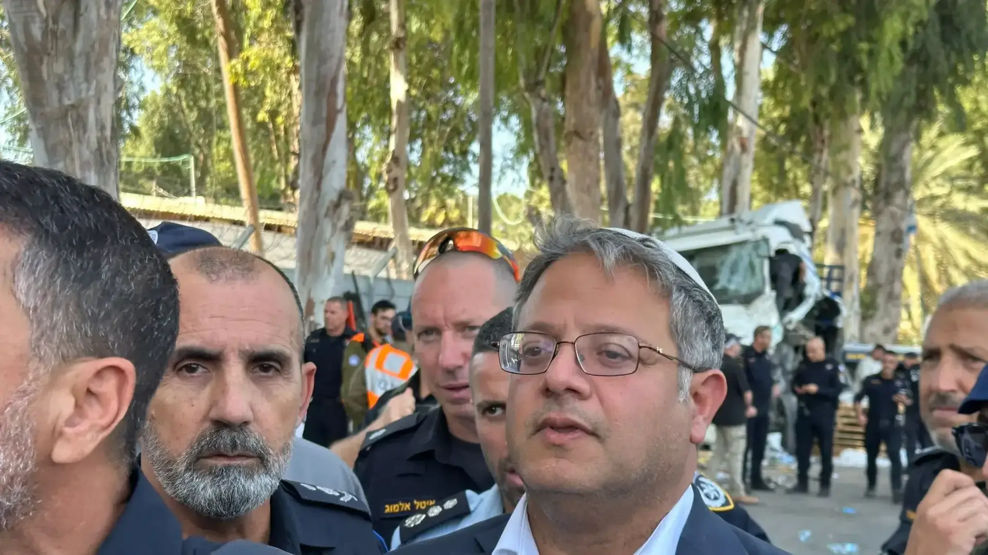 מפכ"ל המשטרה דניאל לוי והשר לביטחון לואמי איתמר בן גביר, זירת דריסה, צומת גלילות, 27 באוקטובר 2024 מפכ"ל המשטרה דניאל לוי והשר לביטחון לואמי איתמר בן גביר, זירת דריסה, צומת גלילות, 27 באוקטובר 2024