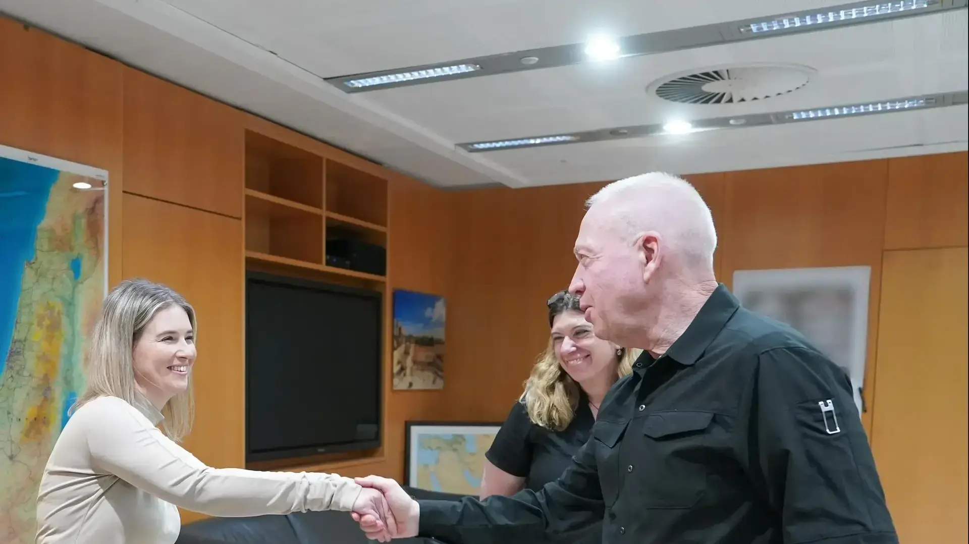שר הביטחון, יואב גלנט , יחד עם מנכ״לית הארגון  " הותיר אחריו חבר.ה " ,27 באוקטובר 2024