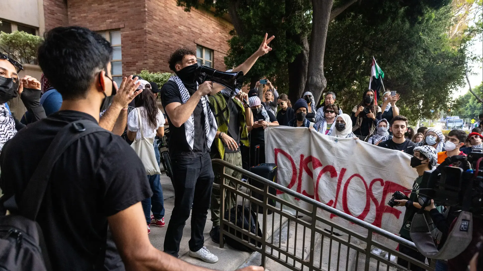 הפגנה פרו פלסטינית ב-UCLA. העלבון עדיין צורב הפגנה פרו פלסטינית ב-UCLA. העלבון עדיין צורב