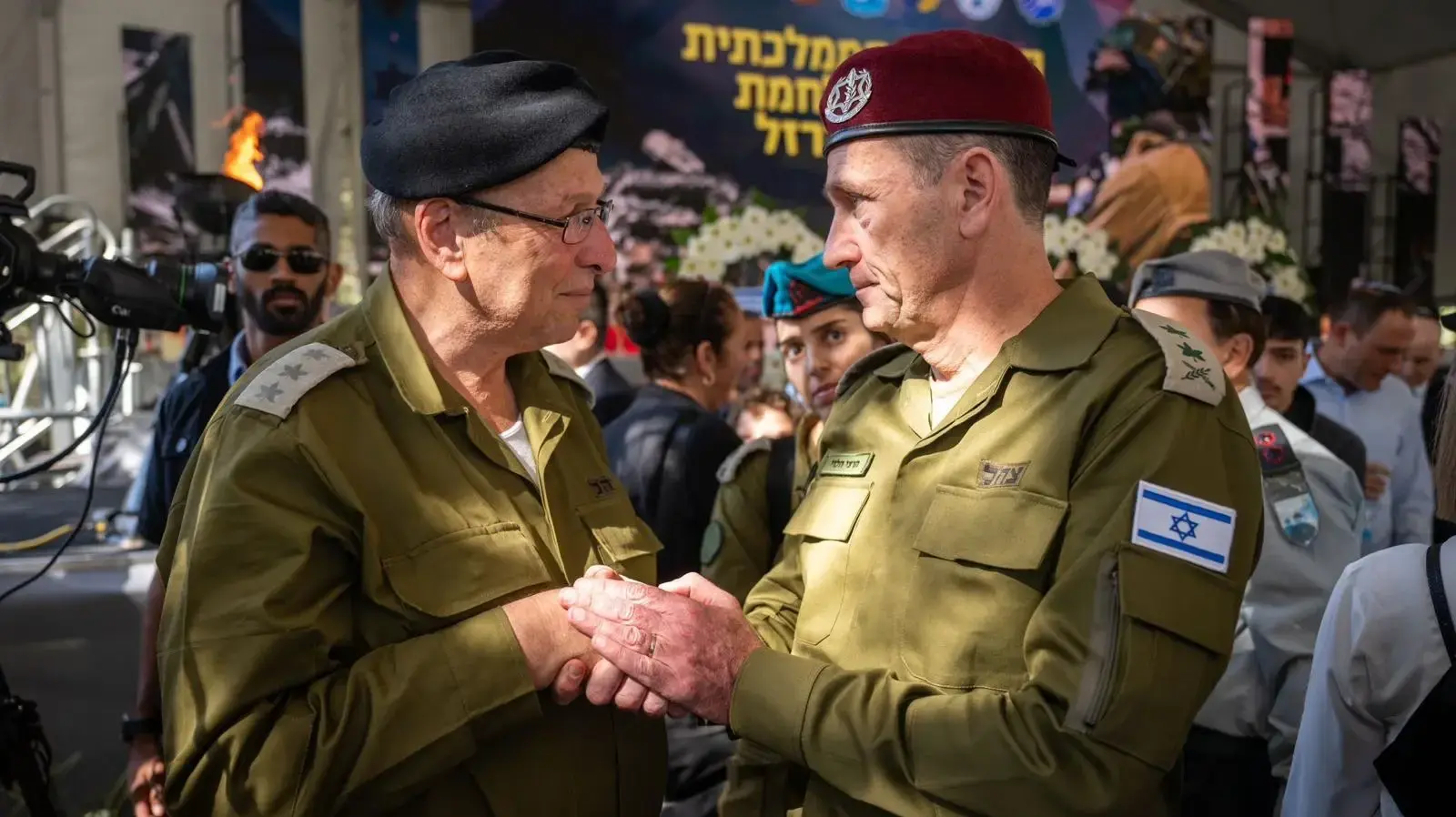 הרמטכ״ל עם אל״ם אברי נבון, ששכל את שני נכדיו במלחמת ״חרבות ברזל״ בטקס האזכרה הממלכתי לחללי מלחמת ״חרבות ברזל״ , הר הרצל , 27 באוקטובר 2024