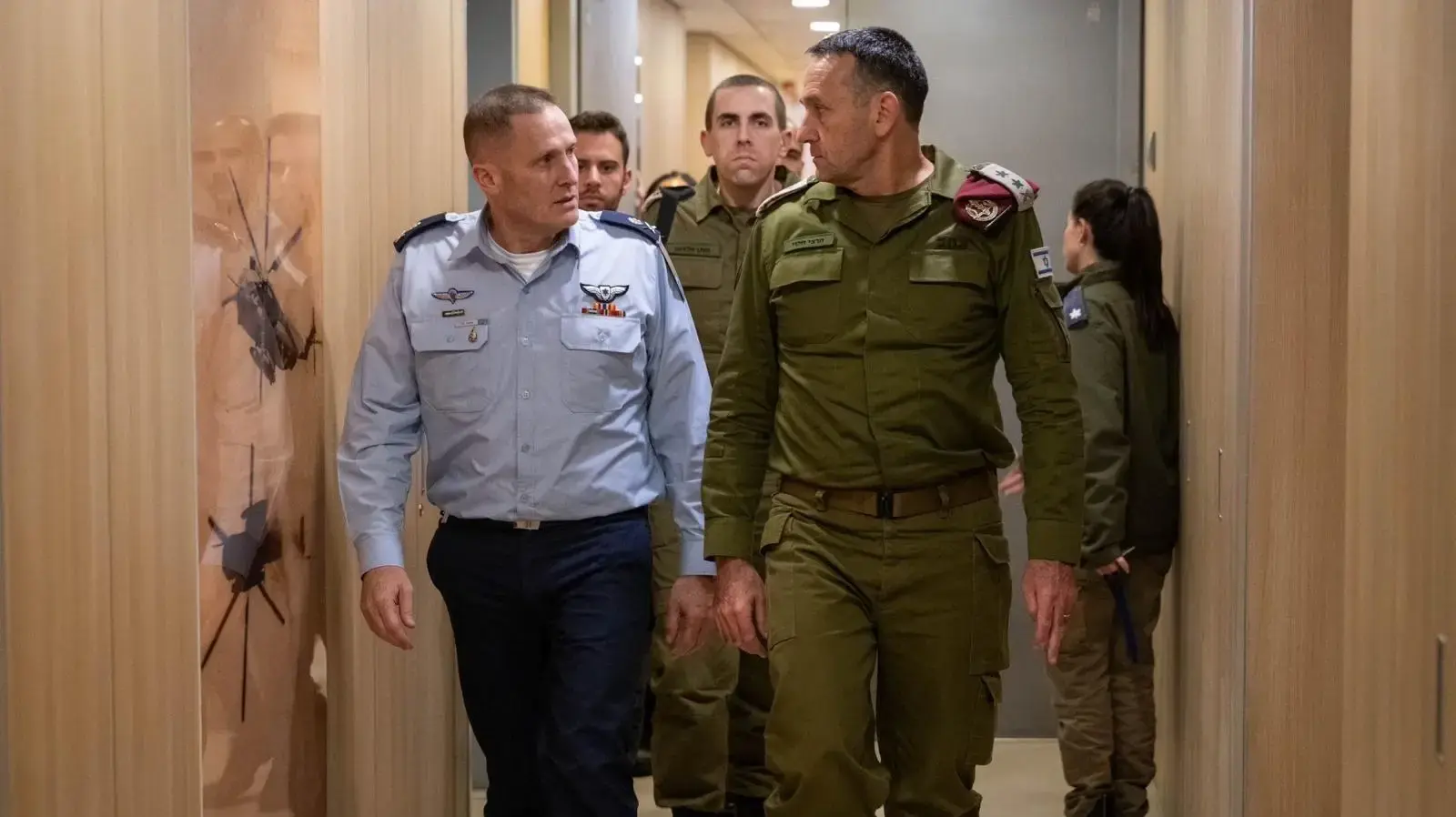 הרמטכ״ל, רב-אלוף הרצי הלוי בערכת מצב בקריה, עם חברי פורום המטה הכללי לאחר תקיפת צה״ל באיראן במסגרת מבצע ״ימי תשובה״ הרמטכ״ל, רב-אלוף הרצי הלוי בערכת מצב בקריה, עם חברי פורום המטה הכללי לאחר תקיפת צה״ל באיראן במסגרת מבצע ״ימי תשובה״