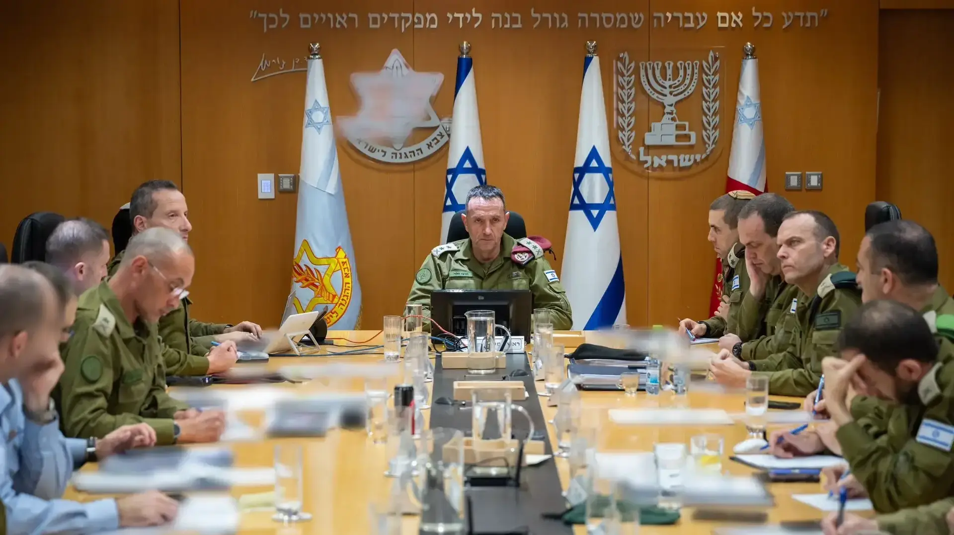 הרמטכ״ל, רב-אלוף הרצי הלוי בערכת מצב בקריה, עם חברי פורום המטה הכללי לאחר תקיפת צה״ל באיראן במסגרת מבצע ״ימי תשובה״