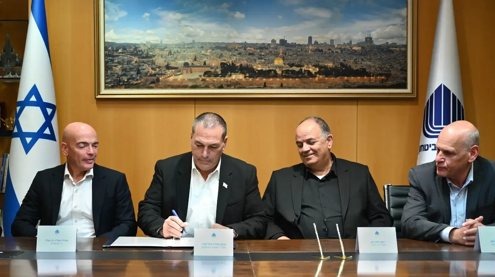 טקס החתימה על רכישת מגן אור, רפאל ומשרד הביטחון. מימין לשמאל: בוצי מכליס, יואב תורג'מן, אייל זמיר ודני גולד טקס החתימה על רכישת מגן אור, רפאל ומשרד הביטחון. מימין לשמאל: בוצי מכליס, יואב תורג'מן, אייל זמיר ודני גולד