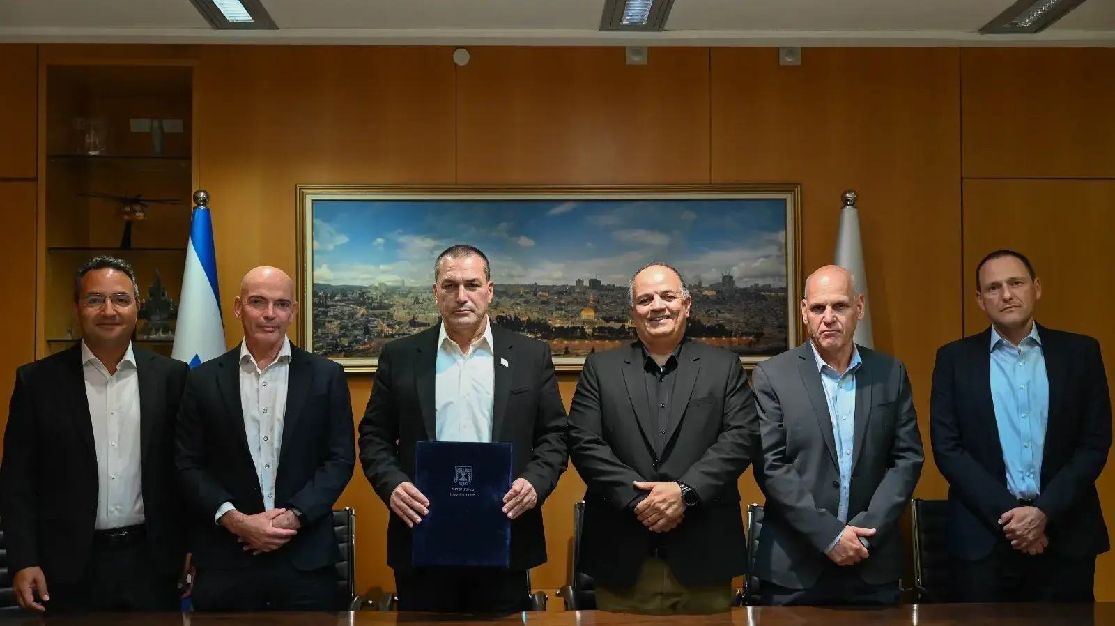טקס החתימה על רכישת מגן אור, רפאל ומשרד הביטחון. מימין לשמאל: היועמ"ש למערכת הביטחון עו"ד איתי אופיר, נשיא ומנכ"ל אלביט מערכות בצלאל (בוצי מכליס), מנכ"ל רפאל יואב תורג'מן, מנכ"ל משרד הביטחון אייל זמיר, ראש מפא"ת תא"ל (מיל') ד"ר דני גולד וראש אגף הכספים במשרד הביטחון רו"ח דקל כהן. טקס החתימה על רכישת מגן אור, רפאל ומשרד הביטחון. מימין לשמאל: היועמ"ש למערכת הביטחון עו"ד איתי אופיר, נשיא ומנכ"ל אלביט מערכות בצלאל (בוצי מכליס), מנכ"ל רפאל יואב תורג'מן, מנכ"ל משרד הביטחון אייל זמיר, ראש מפא"ת תא"ל (מיל') ד"ר דני גולד וראש אגף הכספים במשרד הביטחון רו"ח דקל כהן.