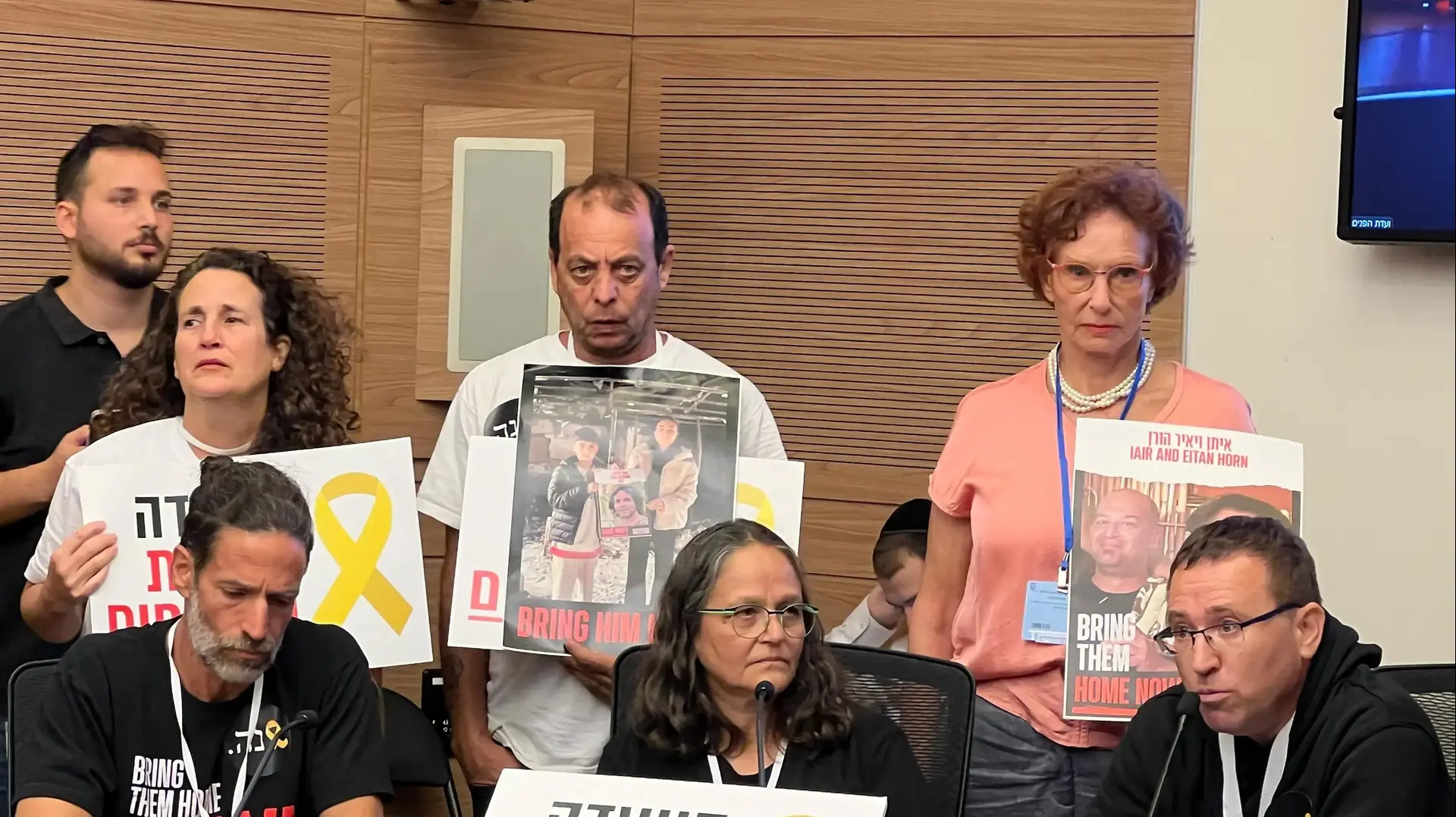 משפחות חטופים ב"וועדת להצלת החטופים" בכנסת, 28 באוקטובר 2024 משפחות חטופים ב"וועדת להצלת החטופים" בכנסת, 28 באוקטובר 2024