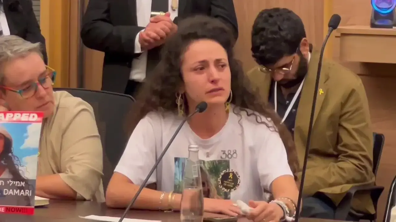 ירדן גונן, אחותה של רומי, הקריאה בדמעות עדויות של ניצולי הטבח ואנשי זק''א "בוועדה להצלת החטופים", 28 באוקטובר 2024 ירדן גונן, אחותה של רומי, הקריאה בדמעות עדויות של ניצולי הטבח ואנשי זק''א "בוועדה להצלת החטופים", 28 באוקטובר 2024