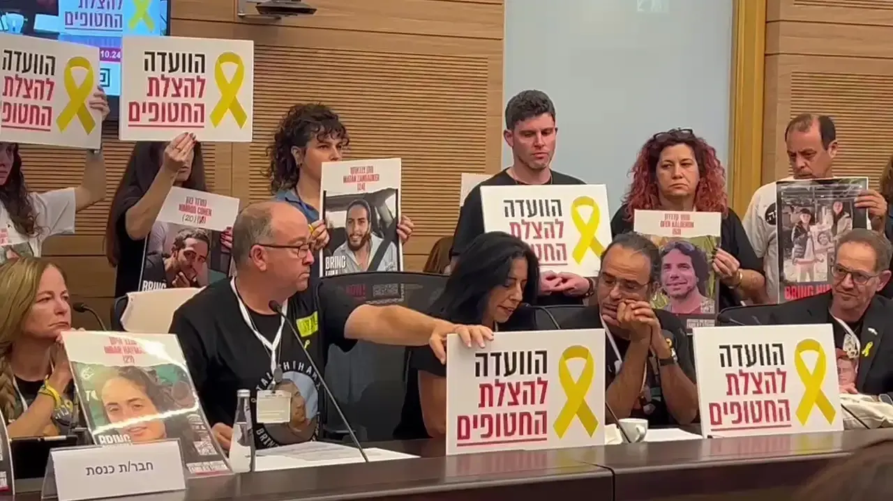 משפחות חטופים ב"וועדת להצלת החטופים" בכנסת, 28 באוקטובר 2024 משפחות חטופים ב"וועדת להצלת החטופים" בכנסת, 28 באוקטובר 2024
