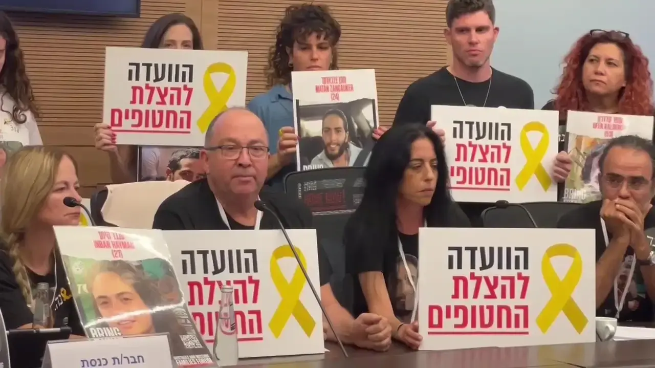 גלעד קורנגולד, אביו של טל שהם, ב"וועדה להצלת החטופים" בכנסת, 28 באוקטובר 2024 גלעד קורנגולד, אביו של טל שהם, ב"וועדה להצלת החטופים" בכנסת, 28 באוקטובר 2024