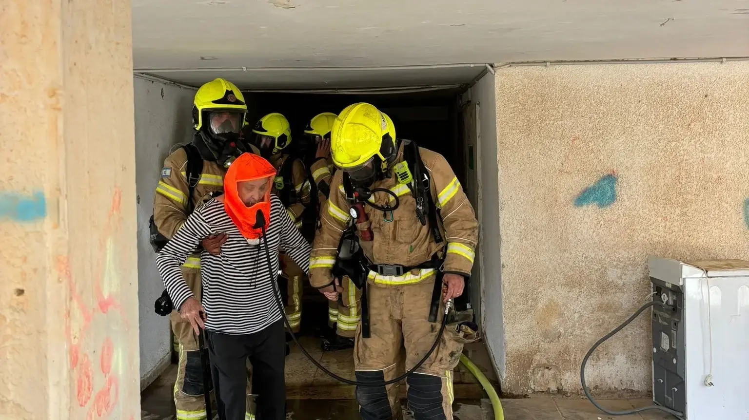 חילוץ אחת הלכודות מהשריפה בדימונה חילוץ אחת הלכודות מהשריפה בדימונה