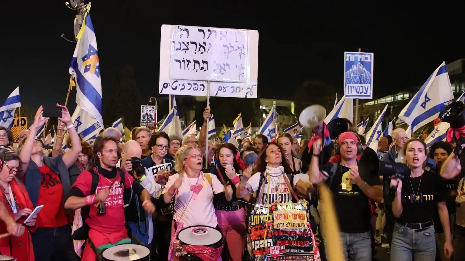 הפגנה עם נאומי נציגי משפחות חטופים, מילואימניקים, משפחות שכולות, כיכר אגרנט הפגנה עם נאומי נציגי משפחות חטופים, מילואימניקים, משפחות שכולות, כיכר אגרנט