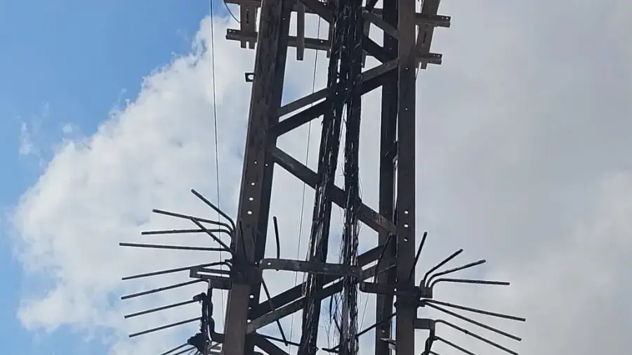עמודי חשמל שנשרפו באום בטין גרמו לתקלות באספקת החשמל ליישוב