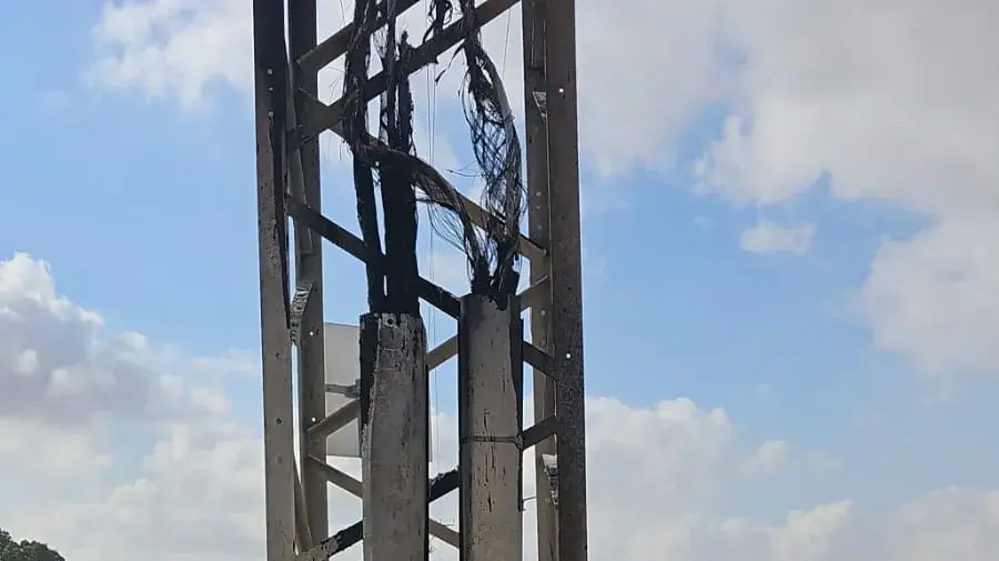 עמודי חשמל שנשרפו באום בטין גרמו לתקלות באספקת החשמל ליישוב