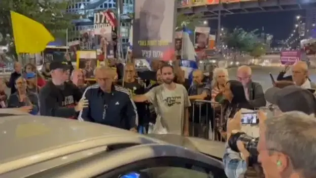 נהג התעמת עם עינב צנגאוקר במחאה בבגין וקילל אותה נהג התעמת עם עינב צנגאוקר במחאה בבגין וקילל אותה