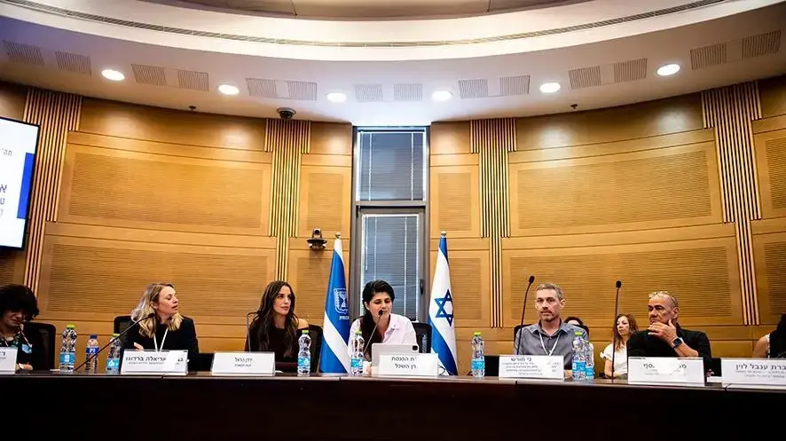 ח"כ שרן השכל עם משתתפי הכנס למודעות ללידות שקטות
ח"כ שרן השכל עם משתתפי הכנס למודעות ללידות שקטות