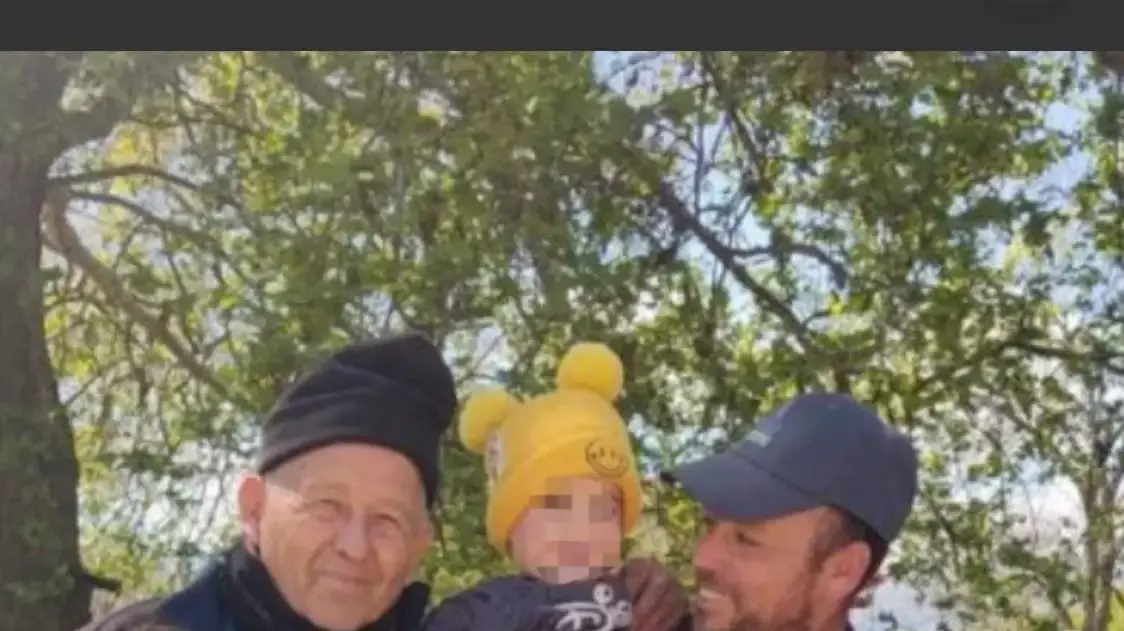 עומר ויינשטיין עם אביו, משה, ושניים מילדיו עומר ויינשטיין עם אביו, משה, ושניים מילדיו