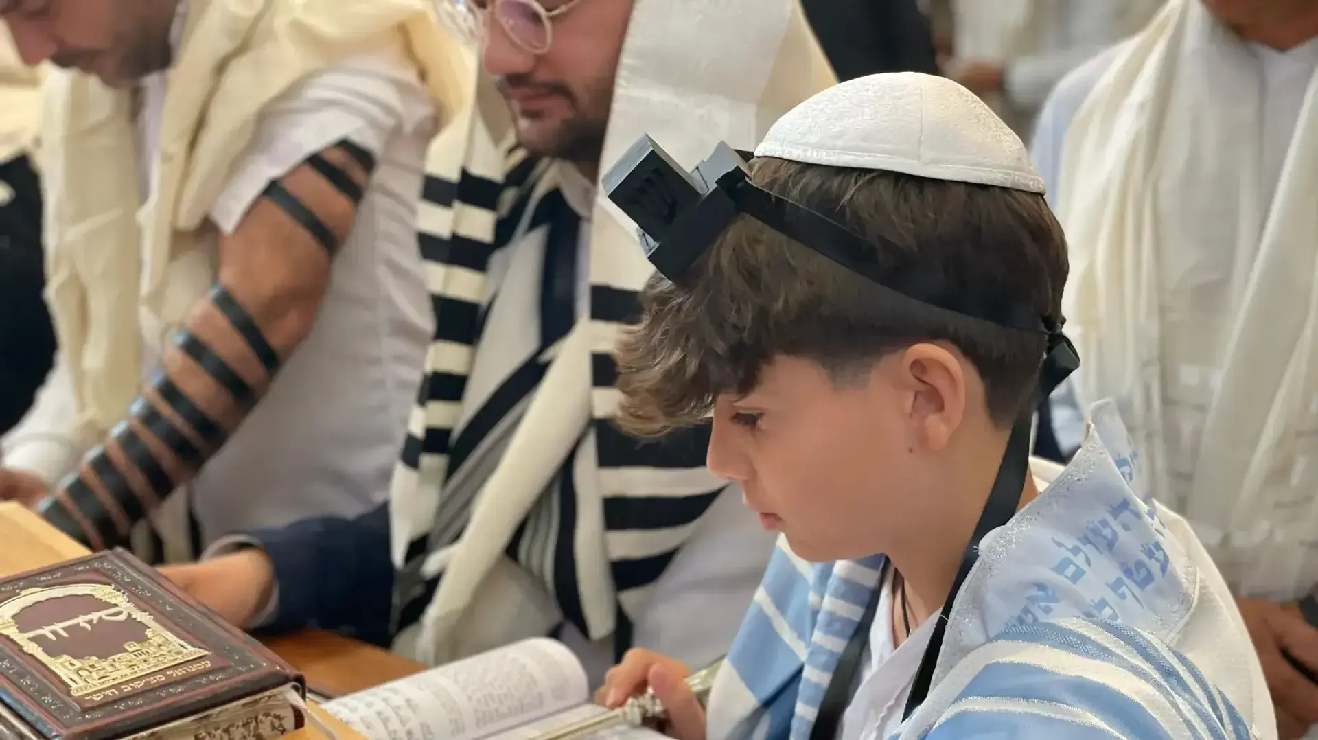 שורד השבי ארז קלדרון עלה היום לתורה. אביו, עופר, עדיין מוחזק בשבי החמאס.