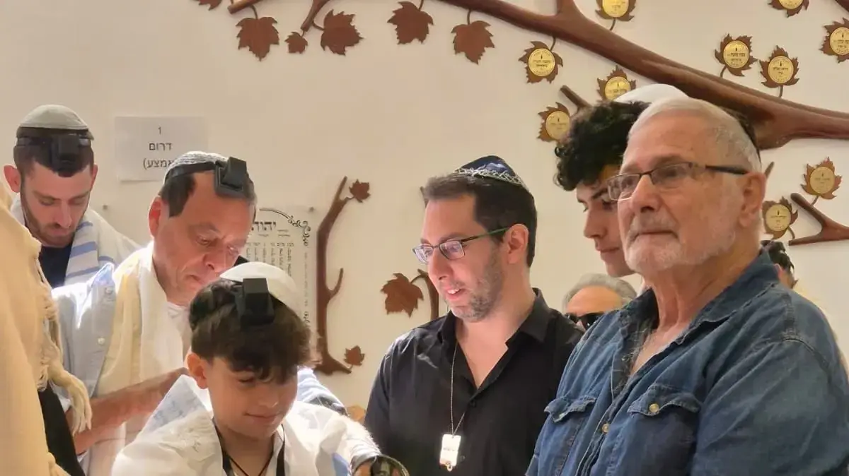 שורד השבי ארז קלדרון עלה היום לתורה. אביו, עופר, עדיין מוחזק בשבי החמאס. שורד השבי ארז קלדרון עלה היום לתורה. אביו, עופר, עדיין מוחזק בשבי החמאס.