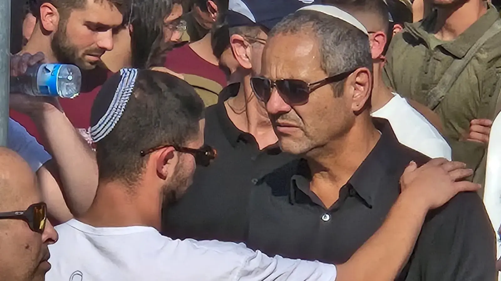 ראש עיריית חדרה, ניר בן חיים, בהלווייתו של סרן ירדן זכאי. 1 בנובמבר 2024 ראש עיריית חדרה, ניר בן חיים, בהלווייתו של סרן ירדן זכאי. 1 בנובמבר 2024