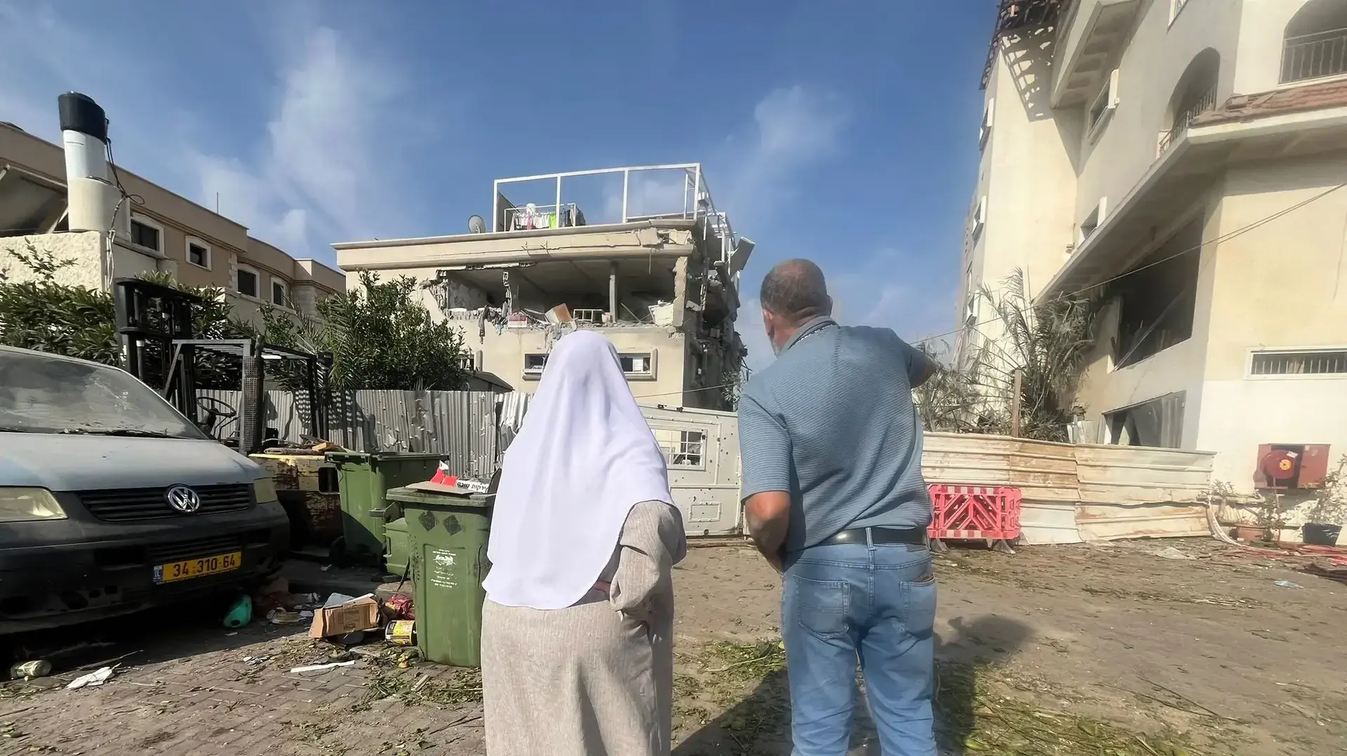 אב משפחת חאסקיה ובעל הבניין שנפגע בטירה. 2 בנובמבר 2024 אב משפחת חאסקיה ובעל הבניין שנפגע בטירה. 2 בנובמבר 2024