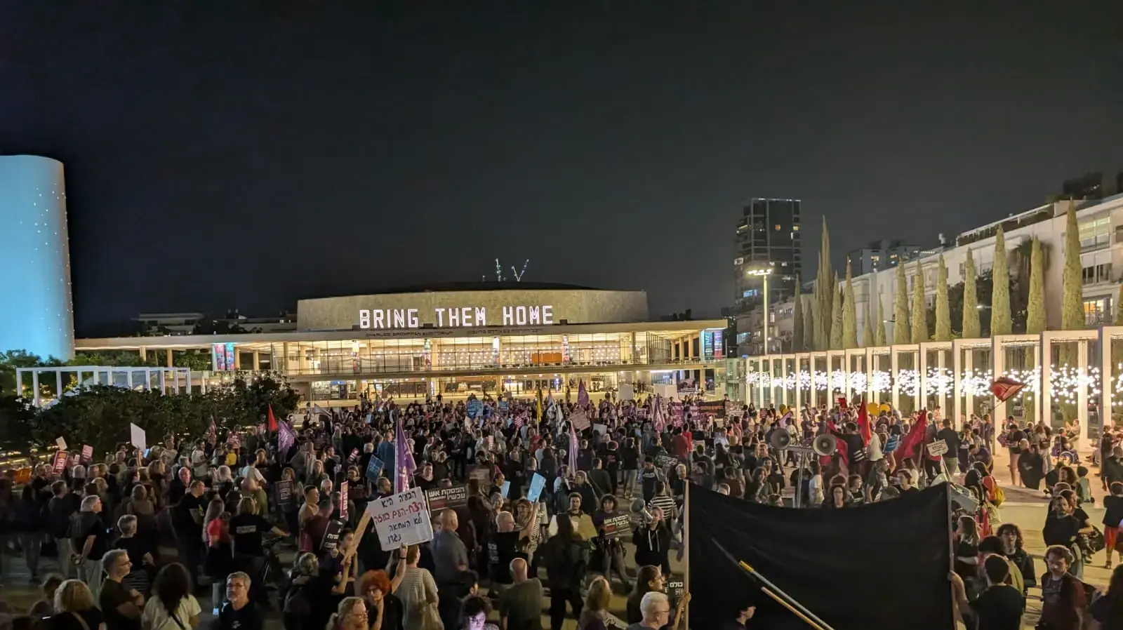 מאות מפגינים הערב בכיכר הבימה בתל אביב בדרישה להפסקת המלחמה מאות מפגינים הערב בכיכר הבימה בתל אביב בדרישה להפסקת המלחמה