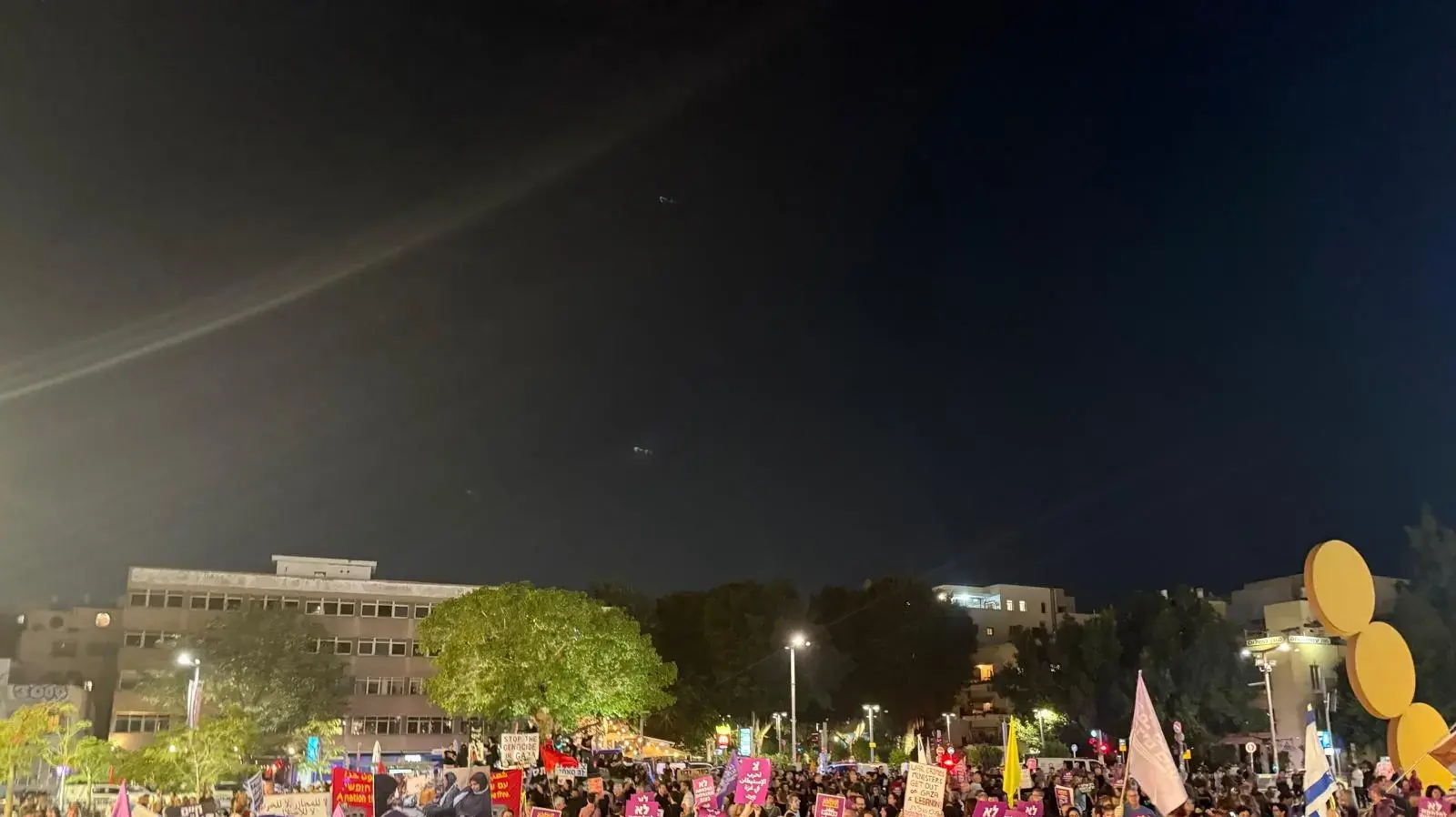 מאות מפגינים הערב בכיכר הבימה בתל אביב בדרישה להפסקת המלחמה מאות מפגינים הערב בכיכר הבימה בתל אביב בדרישה להפסקת המלחמה