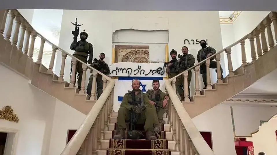 ח"כ קרויזר הצטלם ב"לשכה" בלבנון. 2 בנובמבר 2024 ח"כ קרויזר הצטלם ב"לשכה" בלבנון. 2 בנובמבר 2024