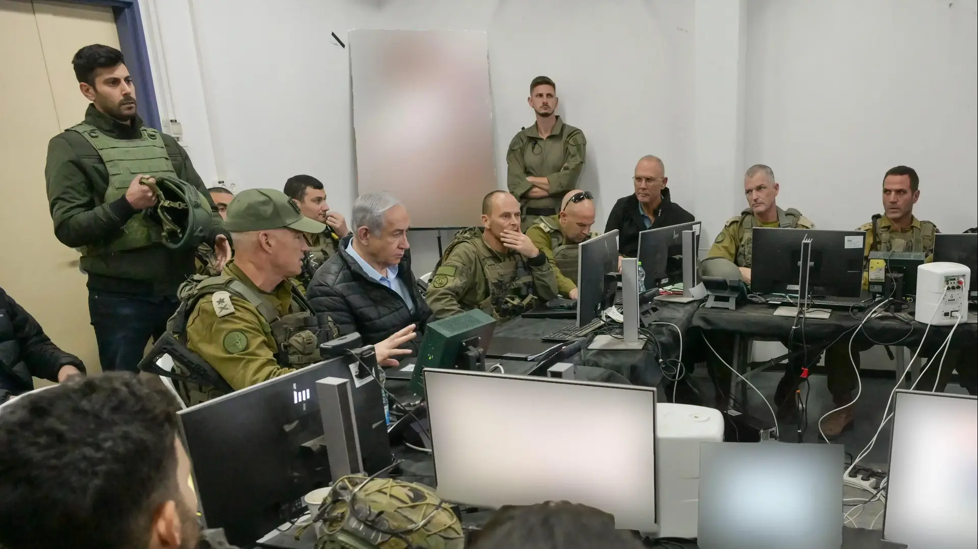 ראש הממשלה בנימין נתניהו סייר בגבול לבנון יחד עם מפקד פיקוד הצפון, אלוף אורי גורדין; מפקד אוגדה 91, תת-אלוף שי קלפר, 3 בנובמבר 2024