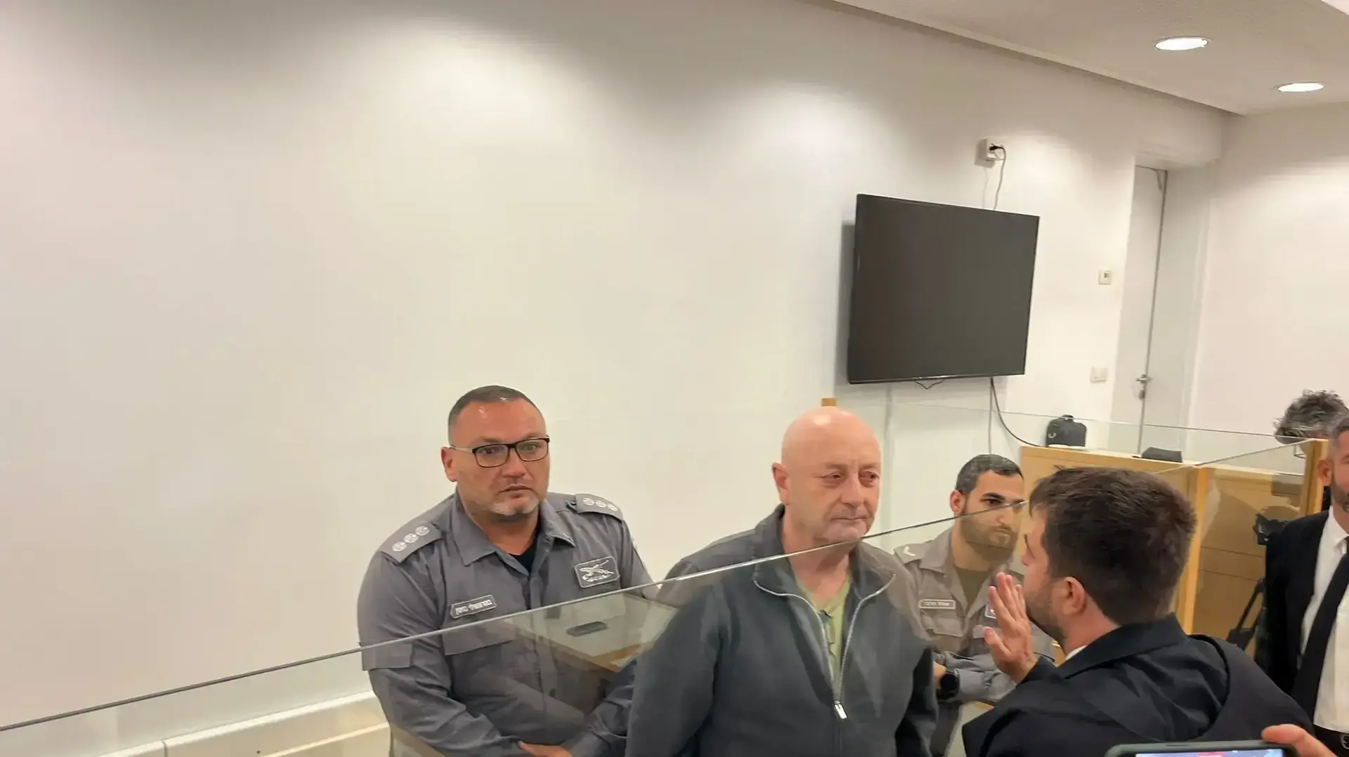 משפחתו של אלדד פרי התכנסה באולם לקראת ההכרעה. 4 בנובמבר 2024 משפחתו של אלדד פרי התכנסה באולם לקראת ההכרעה. 4 בנובמבר 2024