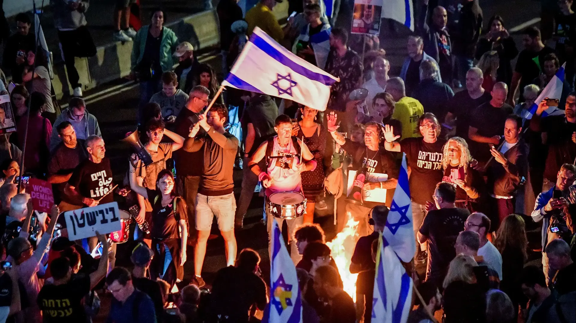 ליל גלנט 2- הפגנה לאחר פיטורי שר הביטחון יואב גלנט, נתיבי איילון 5 בנובמבר 2024 ליל גלנט 2- הפגנה לאחר פיטורי שר הביטחון יואב גלנט, נתיבי איילון 5 בנובמבר 2024