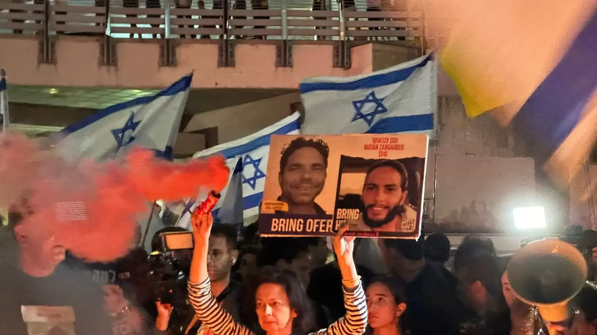 יפעת קלדרון באיילון דרום עם אבוקה בידה בליל גלנט 2, שער בגין , 5 לנובמבר 2024 יפעת קלדרון באיילון דרום עם אבוקה בידה בליל גלנט 2, שער בגין , 5 לנובמבר 2024