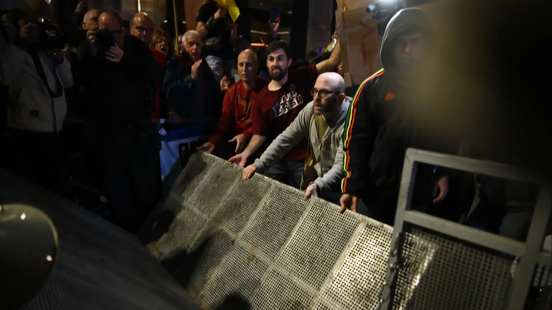 מפגינים מול בית ראש הממשלה ברחוב עזה בירושלים, ליל גלנט 2, 5 לנובמבר 2024 מפגינים מול בית ראש הממשלה ברחוב עזה בירושלים, ליל גלנט 2, 5 לנובמבר 2024