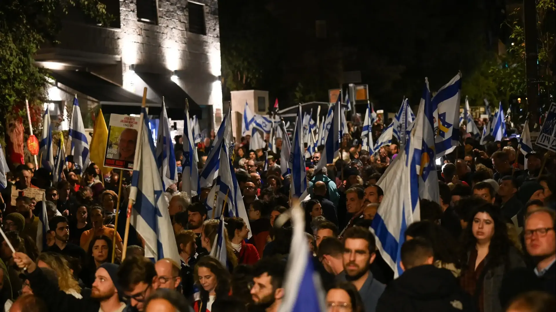 מפגינים מול בית ראש הממשלה ברחוב עזה בירושלים, ליל גלנט 2, 5 לנובמבר 2024 מפגינים מול בית ראש הממשלה ברחוב עזה בירושלים, ליל גלנט 2, 5 לנובמבר 2024