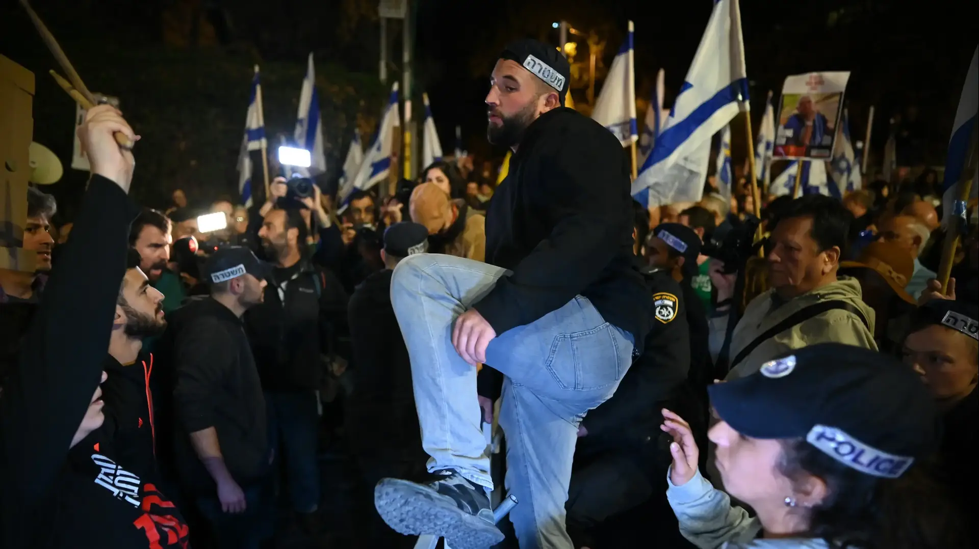 מפגינים מול בית ראש הממשלה ברחוב עזה בירושלים, ליל גלנט 2, 5 לנובמבר 2024