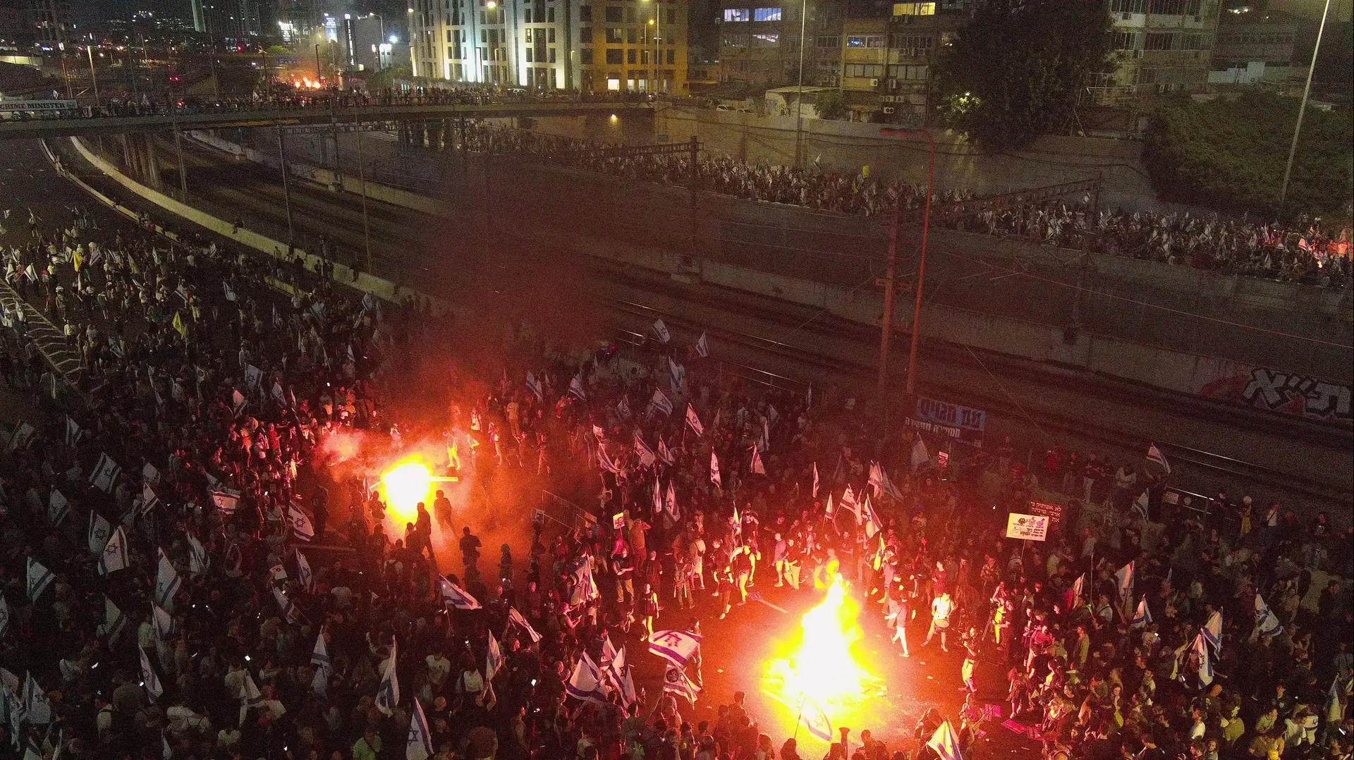 עשרות אלפי מפגינים על איילון צפון ודרום, מגשר יהודית ועד צפונית לשלום,ליל גלנט 2, 5 לנובמבר 2024