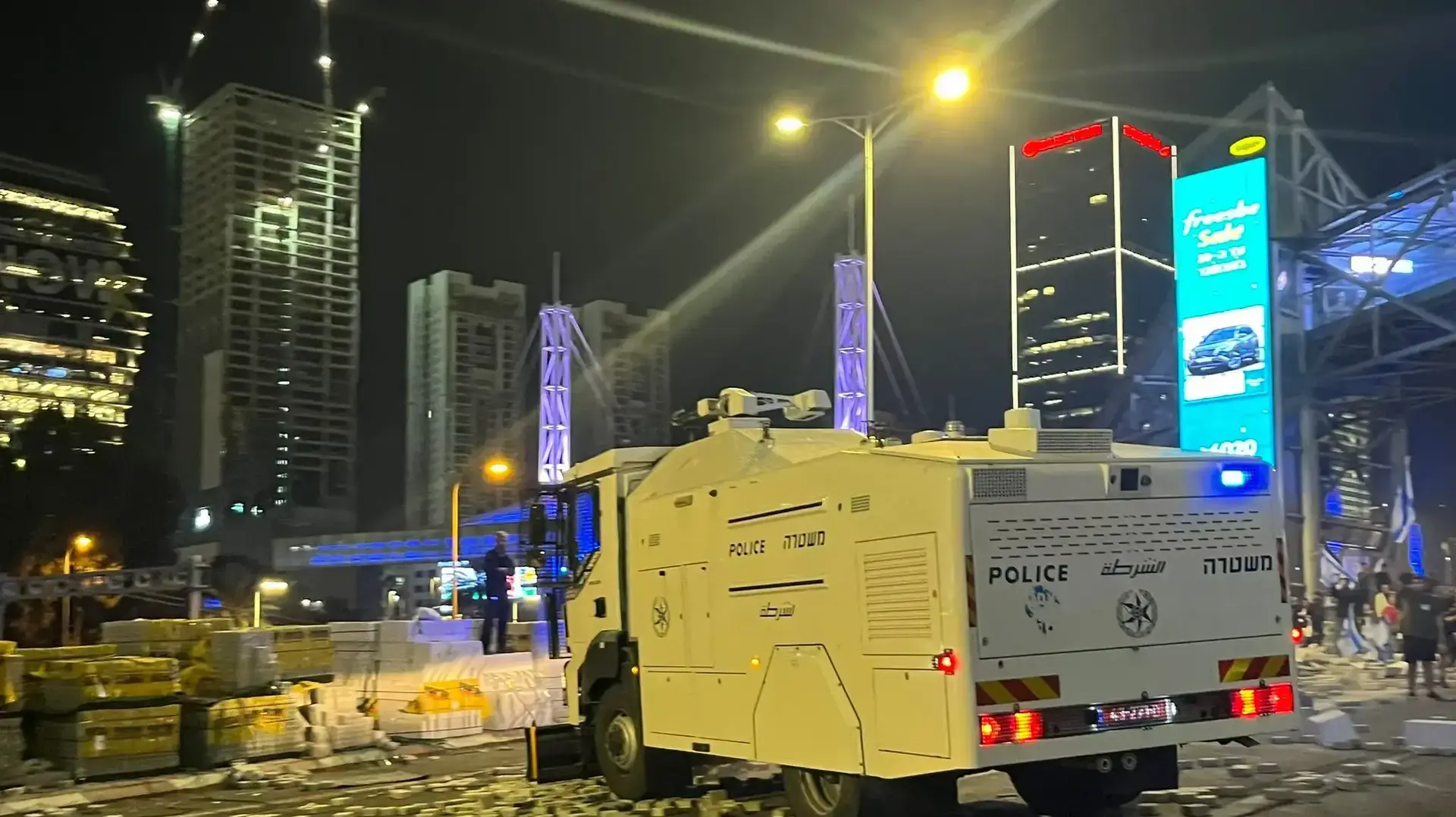 מכתזית הופעלה לפינוי אבנים שהושלכו על ידי המפגינים, 5 בנובמבר 2024 
