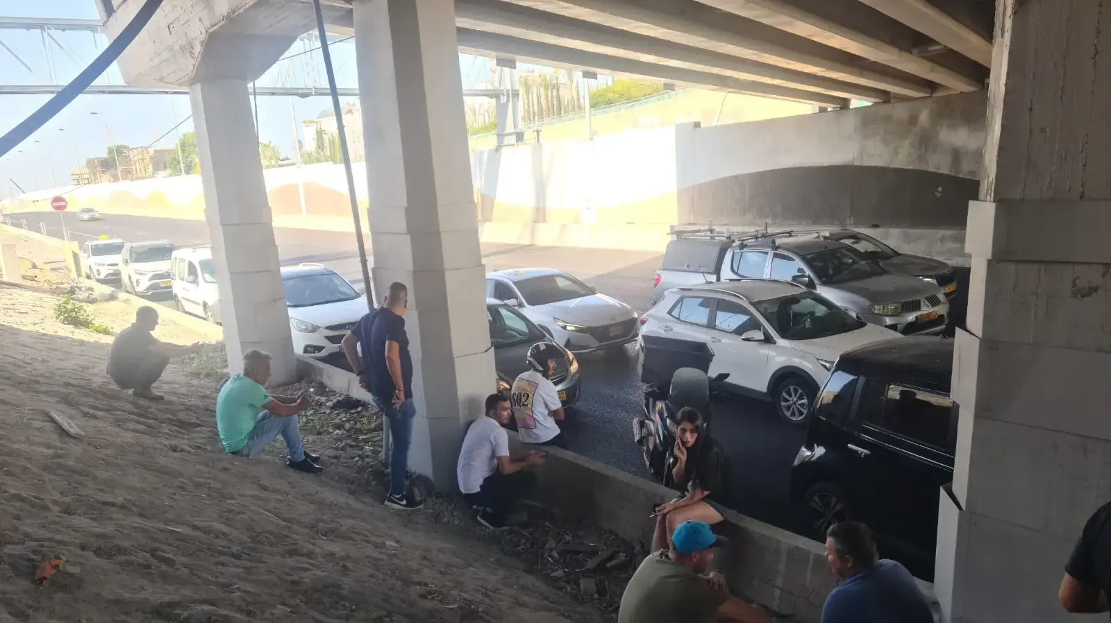 אנשים עומדים בצד הדרך בעת אזעקה, 6 בנובמבר 2024 אנשים עומדים בצד הדרך בעת אזעקה, 6 בנובמבר 2024