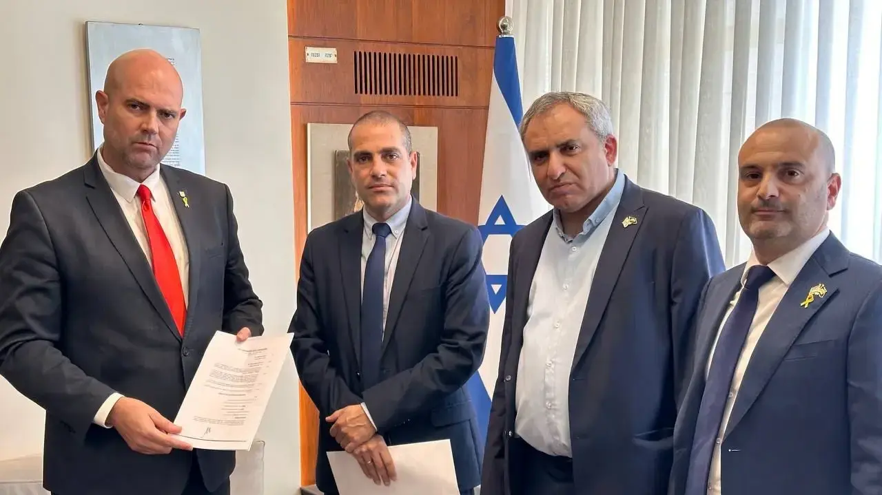 יו״ר הקואליציה וסיעת ׳הליכוד׳ ח״כ אופיר כץ ויו״ר סיעת ׳הימין הממלכתי׳ ח״כ זאב אלקין הגישו כעת ליו״ר הכנסת ולמזכיר הכנסת את ההסכם הקואליציוני לצירוף סיעת ׳הימין הממלכתי׳ לממשלה ה-37, 6 בנובמבר 2024