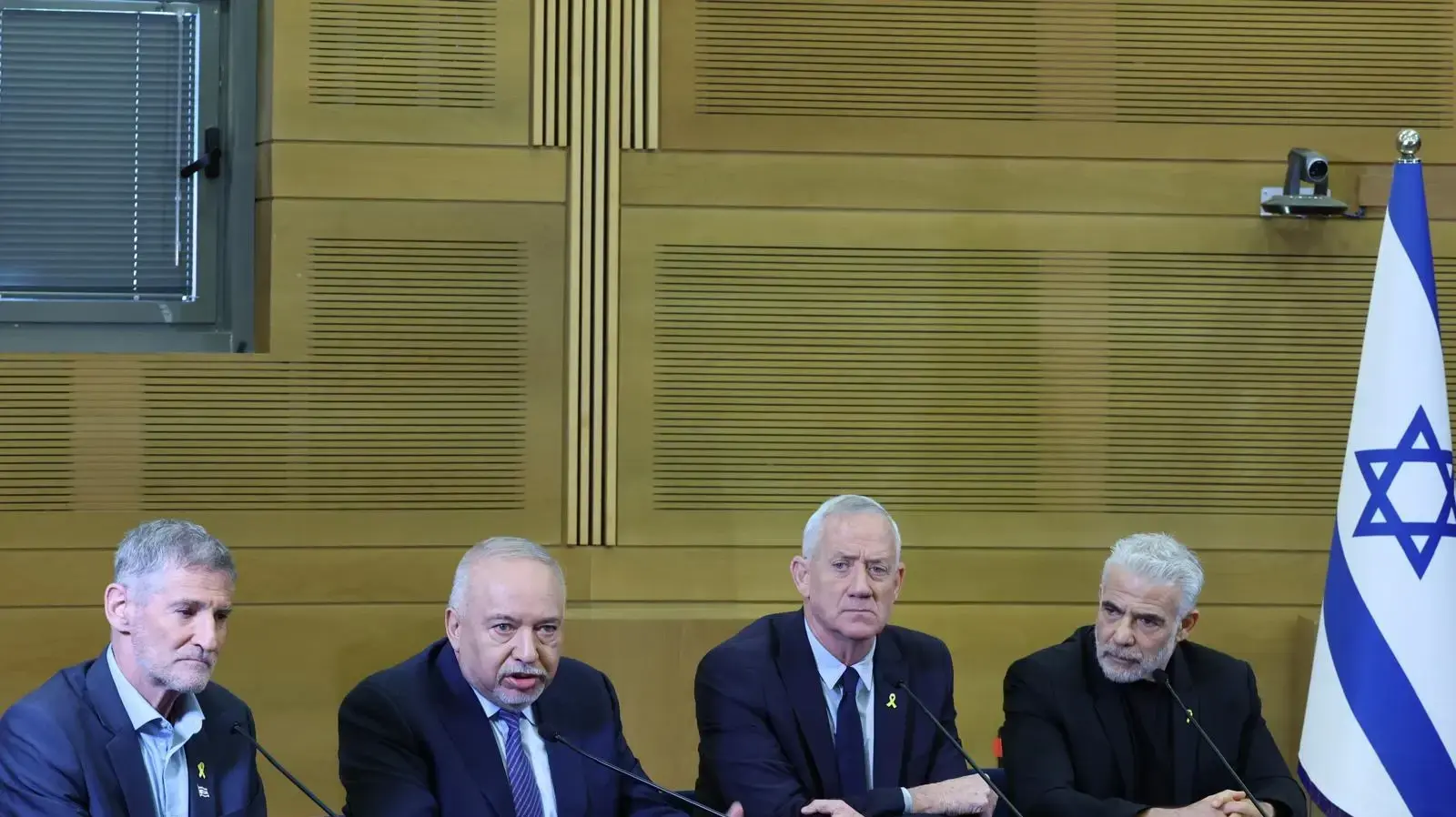 אביגדור ליברמן, יאיר גולן, בני גנץ,יאיר לפיד, הצהרת ראשי האופוזיציה הציונית לאחר פיטורי יואב גלנט, 6 בנובמבר 2024 אביגדור ליברמן, יאיר גולן, בני גנץ,יאיר לפיד, הצהרת ראשי האופוזיציה הציונית לאחר פיטורי יואב גלנט, 6 בנובמבר 2024