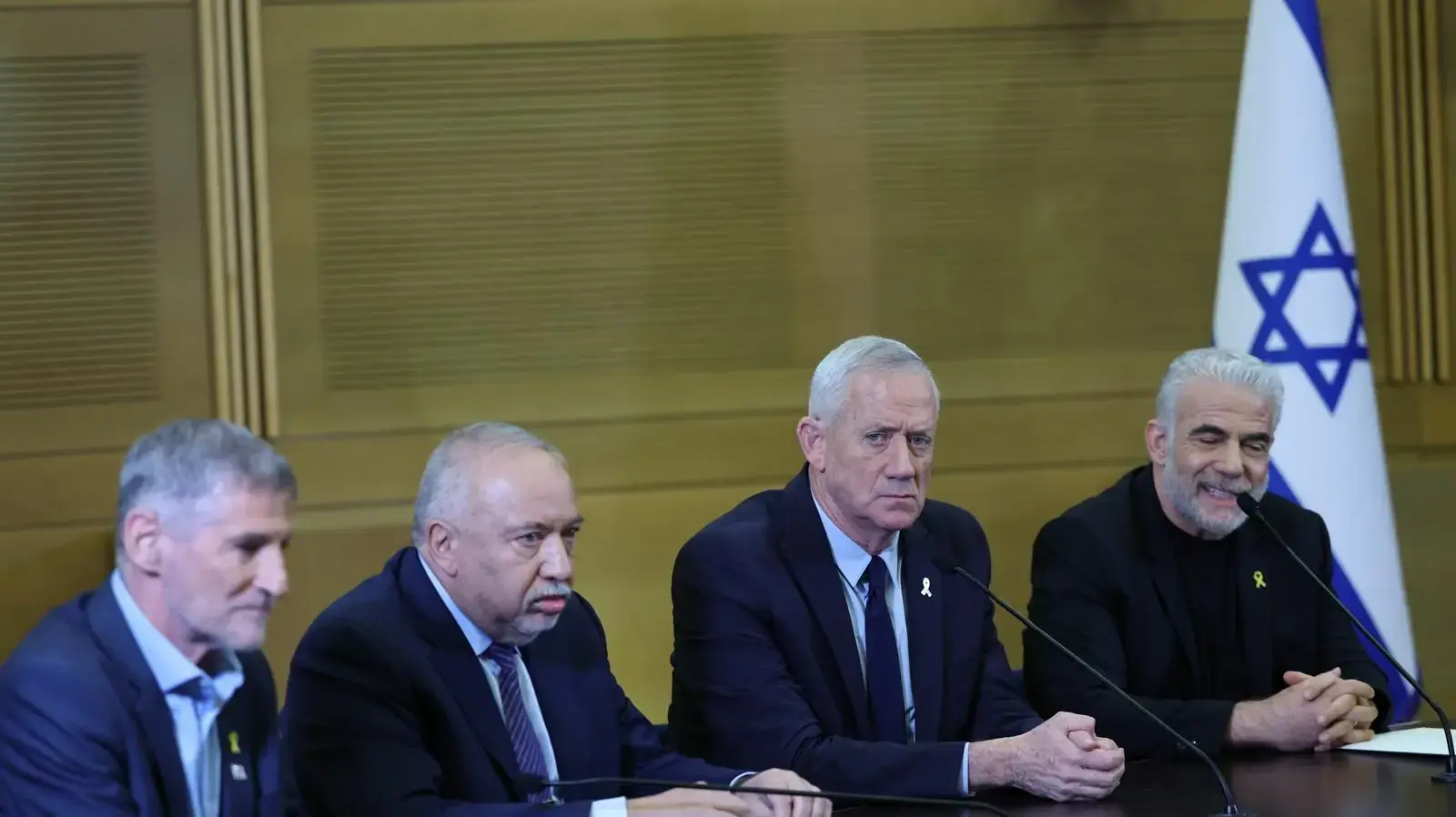 אביגדור ליברמן, יאיר גולן, בני גנץ,יאיר לפיד, הצהרת ראשי האופוזיציה הציונית לאחר פיטורי יואב גלנט, 6 בנובמבר 2024 אביגדור ליברמן, יאיר גולן, בני גנץ,יאיר לפיד, הצהרת ראשי האופוזיציה הציונית לאחר פיטורי יואב גלנט, 6 בנובמבר 2024