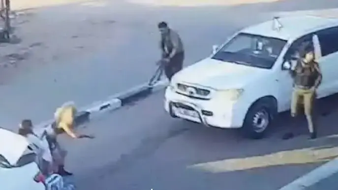 סנ"צ קלימי עם שתי הנשים שהציל מחטיפה בכניסה ליכיני סנ"צ קלימי עם שתי הנשים שהציל מחטיפה בכניסה ליכיני
