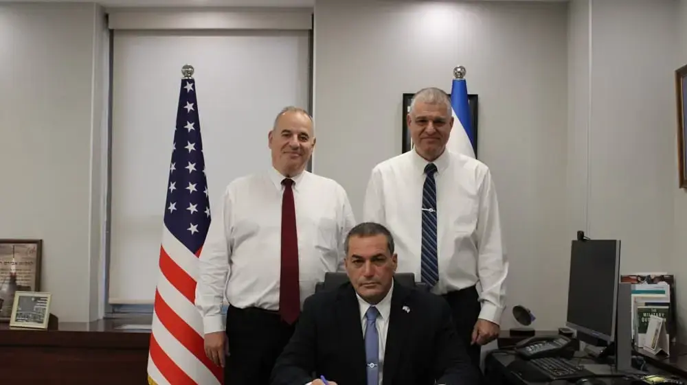 מנכ״ל משרד הביטחון, אלוף (מיל׳) אייל זמיר, ראש משלחת הרכש של משרד הביטחון בארה"ב, אבירם חסון והסגן הבכיר לראש המשלחת לנושאי רכש, עופר זבצקי בחתימה על עסקת רכישת טייסת של 25 מטוסי F-15 עבור חיל האוויר מנכ״ל משרד הביטחון, אלוף (מיל׳) אייל זמיר, ראש משלחת הרכש של משרד הביטחון בארה"ב, אבירם חסון והסגן הבכיר לראש המשלחת לנושאי רכש, עופר זבצקי בחתימה על עסקת רכישת טייסת של 25 מטוסי F-15 עבור חיל האוויר