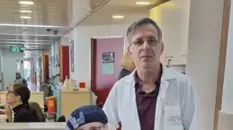 פרופ' רפי חרותי עם דינה יפה, שנפגעה קשה באירוע דריסה שהתרחש ב-27 באוקטובר בצומת גלילות